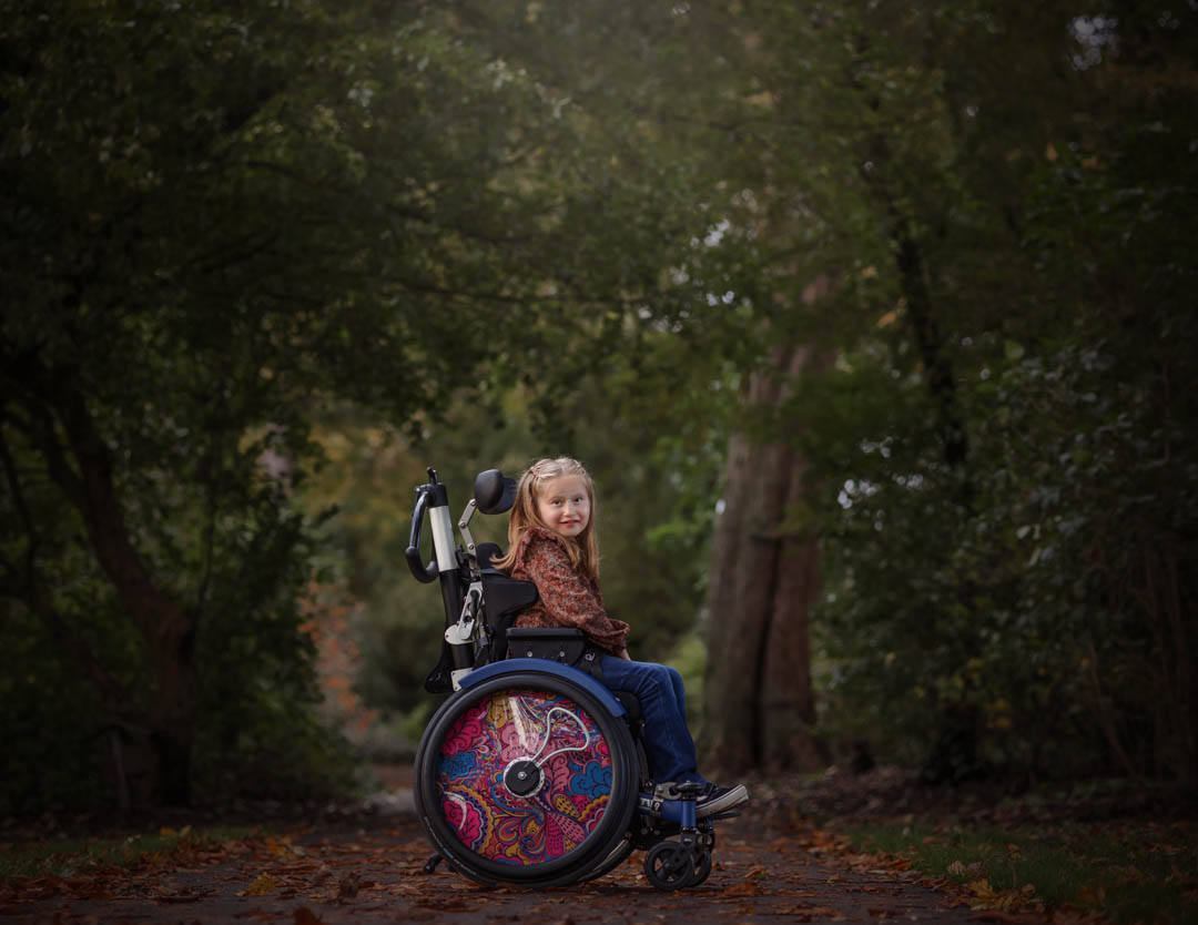 tinkafotografeert-natuurlijklicht-herfst-kind-kinderfotografie-rolstoel